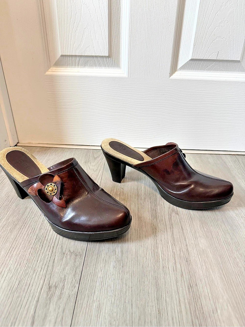 G.H. Bass Vintage Brown Leather Flower Accent Heeled Mules Clogs Size 10